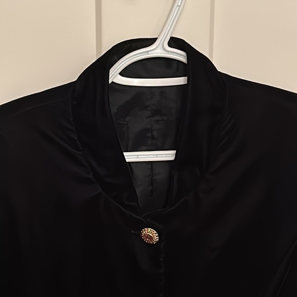 Black Velvet size 8 lined blazer with 4 red jewel tone buttons - Picture 3 of 6